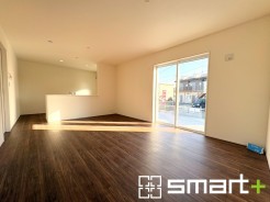 ~穏やかな陽の入るLDK~
・大きな窓のあるLDKは陽当りも良好で明るい空間となっております。
・ご家族団らんなど過ごす時間の多いLDKが明るいのは嬉しいポイントですね。