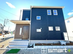 ~シックな色彩の外観を採用~
・外壁に濃い色を採用する事でモダンな印象のシックな外観となっております。
・高級感も出るので毎日家に帰るのが誇らしくなります。ぜひ現地でご確認くださいませ。