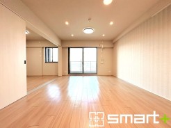 ~ナチュラルな色彩のLDK~
・自然な風合いの色味で纏められたLDKは家具のコーディネートもしやすくなっております。
・どんなインテリアにするか、考えるだけでも楽しくなりますね。