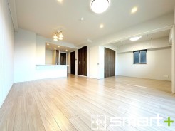 ~穏やかな陽の入るLDK~
・大きな窓のあるLDKは陽当りも良好で明るい空間となっております。
・ご家族団らんなど過ごす時間の多いLDKが明るいのは嬉しいポイントですね。