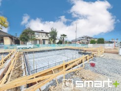 ~ベタ基礎でしっかりとした土台~
・コンクリートの中に鉄筋を配し強度を高めた「ベタ基礎」を採用。
・しっかりとした土台を造ったうえで、その上に建物が築造されていきます。