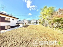 ~閑静な住宅街の立地~
・周辺は閑静な住宅街となっておりますので、静かな暮らしをご実現いただけます。
・前面道路の交通量も多くないので、小さなお子様がいるご家庭でもご安心ですね。