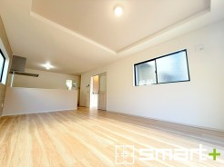 ~折り上げ天井のあるLDK~
・一部天井を高くする折り上げ天井を配する事で縦への空間が生まれ、開放感のある広々とした仕様に。
・ぜひ現地でその魅力をご体感くださいませ。