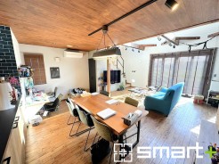 ~穏やかな陽の入るLDK~
・大きな窓のあるLDKは陽当りも良好で明るい空間となっております。
・ご家族団らんなど過ごす時間の多いLDKが明るいのは嬉しいポイントですね。