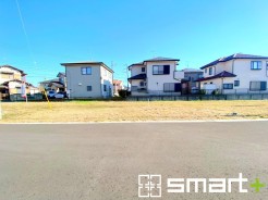 ~閑静な住宅街の立地~
・周辺は閑静な住宅街となっておりますので、静かな暮らしをご実現いただけます。
・前面道路の交通量も多くないので、小さなお子様がいるご家庭でもご安心ですね。