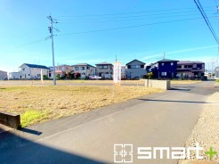 ~十分な広さのある前面道路~
・前面道路は約6mございますので、お車でのすれ違いも楽々で余計なストレスがかかりません。
・日々お車での移動が多い方には大切なポイントですね。