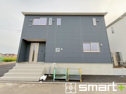 ~シックな色彩の外観を採用~
・外壁に濃い色を採用する事でモダンな印象のシックな外観となっております。
・高級感も出るので毎日家に帰るのが誇らしくなります。ぜひ現地でご確認くださいませ。