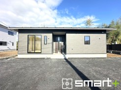 ~モダンな印象を与える外観~
・シックな色彩の2トーンカラーを採用する事でモダンでお洒落な印象の外観となっております。
・毎日家に帰ってくることが誇らしくなる高級感のある仕様。