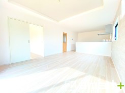 ~穏やかな陽の入るLDK~
・大きな窓のあるLDKは陽当りも良好で明るい空間となっております。
・ご家族団らんなど過ごす時間の多いLDKが明るいのは嬉しいポイントですね。