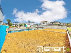 ~ベタ基礎でしっかりとした土台~
・コンクリートの中に鉄筋を配し強度を高めた「ベタ基礎」を採用。
・しっかりとした土台を造ったうえで、その上に建物が築造されていきます。
(A号棟)