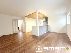 ~折下げ天井でオシャレな空間~
・キッチン部分に折下げ天井を施すことでリビングが広く見える効果もあり、開放的な空間が広がります。
・メリハリのあるオシャレなキッチンで毎日の家事も楽しくなりますね。