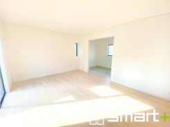 ~ナチュラルな色彩のLDK~
・自然な風合いの色味で纏められたLDKは家具のコーディネートもしやすくなっております。
・どんなインテリアにするか、考えるだけでも楽しくなりますね。