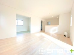 ~家族団らんにピッタリの広々リビング~
・自然の光が降り注ぐ明るいLDKは家族団らんにピッタリ。
・隣接の和室を続き間として利用すれば21帖の広々空間になります。