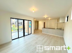 ~余裕の空間が広がるLDK~
・20.8帖あるLDKはご家族団らんのお時間を余裕の広さで演出してくれます。
・ご内覧の際は家具の配置などもイメージしながらご覧くださいませ。