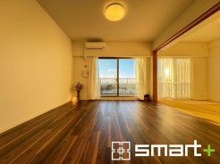 ~家族団らんにピッタリの広々リビング~
・自然の光が降り注ぐ明るいLDKは家族団らんにピッタリ。
・隣接の和室を続き間として利用すれば21帖超の広々空間になります。