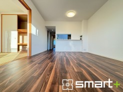 ~日当り良好のLDK~
・穏やかな陽だまりに包まれる居心地の良いLDKは、ご家族が自然と集まる憩いのスペースに。
・出来立てのお料理を運ぶのにも、食器の後片付けもラクラクなカウンターキッチン。