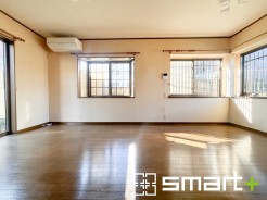 ~穏やかな陽の入るLDK~
・大きな窓のあるLDKは陽当りも良好で明るい空間となっております。
・ご家族団らんなど過ごす時間の多いLDKが明るいのは嬉しいポイントですね。