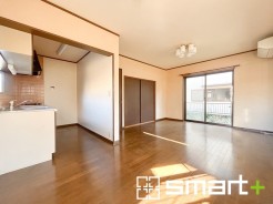 ~余裕の空間が広がるLDK~
・14帖あるLDKはご家族団らんのお時間を余裕の広さで演出してくれます。
・ご内覧の際は家具の配置などもイメージしながらご覧くださいませ。