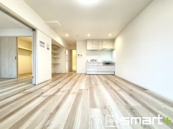 ~ナチュラルな色彩のLDK~
・自然な風合いの色味で纏められたLDKは家具のコーディネートもしやすくなっております。
・どんなインテリアにするか、考えるだけでも楽しくなりますね。