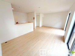 ~窓からはたっぷりの陽光~
・穏やかな陽だまりに包まれる居心地の良いLDKは、ご家族が自然と集まる憩いのスペースに。
・家事をしながらリビング全体が見渡せるカウンターキッチンも魅力。