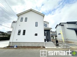 ~スタイリッシュな外観~
・重厚感のあるグレーと清潔感のあるホワイトの組み合わせで、洗練されたクールな雰囲気に。
・2色のコントラストがオシャレでスタイリッシュな外観に見せてくれますね。