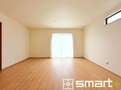 ~穏やかな陽の入るLDK~
・大きな窓のあるLDKは陽当りも良好で明るい空間となっております。
・ご家族団らんなど過ごす時間の多いLDKが明るいのは嬉しいポイントですね。