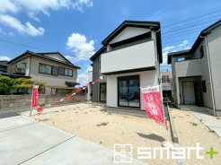 ~明るさを感じる外観~
・外壁は2トーンカラーを採用し、デザイン性に優れた見た目となっております。
・帰宅した際にホッと感じるような飽きのこない外観。ぜひ現地でご確認くださいませ。
