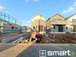 ~明るさを感じる外観~
・外壁は2トーンカラーを採用し、デザイン性に優れた見た目となっております。
・帰宅した際にホッと感じるような飽きのこない外観。ぜひ現地でご確認くださいませ。
(2-L号棟)