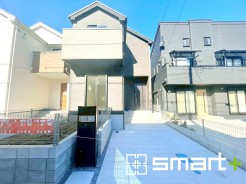 ~明るさを感じる外観~
・外壁は2トーンカラーを採用し、デザイン性に優れた見た目となっております。
・帰宅した際にホッと感じるような飽きのこない外観。ぜひ現地でご確認くださいませ。
(1号棟)