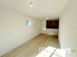 ~穏やかな陽の入るLDK~
・大きな窓のあるLDKは陽当りも良好で明るい空間となっております。
・ご家族団らんなど過ごす時間の多いLDKが明るいのは嬉しいポイントですね。
(1号棟)