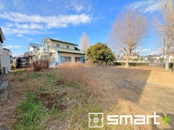 ~閑静な住宅街の立地~
・周辺は閑静な住宅街となっておりますので、静かな暮らしをご実現いただけます。
・前面道路の交通量も多くないので、小さなお子様がいるご家庭でもご安心ですね。