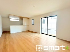 ~穏やかな陽の入るLDK~
・大きな窓のあるLDKは陽当りも良好で明るい空間となっております。
・ご家族団らんなど過ごす時間の多いLDKが明るいのは嬉しいポイントですね。