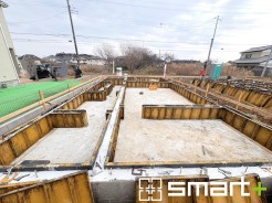 ~ベタ基礎でしっかりとした土台~
・コンクリートの中に鉄筋を配し強度を高めた「ベタ基礎」を採用。
・しっかりとした土台を造ったうえで、その上に建物が築造されていきます。
(1号棟)