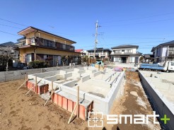 ~ベタ基礎でしっかりとした土台~
・コンクリートの中に鉄筋を配し強度を高めた「ベタ基礎」を採用。
・しっかりとした土台を造ったうえで、その上に建物が築造されていきます。
(A号棟)