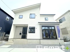 ~シンプルかつオシャレな白い外観~
・外壁をホワイトカラーにする事でクラシカルな印象の外観になりますね。
・高級感も出るので毎日家に帰るのが誇らしくなります。ぜひ現地でご確認くださいませ。