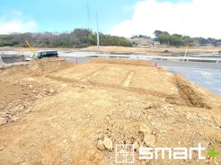 ~ベタ基礎でしっかりとした土台~
・コンクリートの中に鉄筋を配し強度を高めた「ベタ基礎」を採用。
・しっかりとした土台を造ったうえで、その上に建物が築造されていきます。
(1号棟)