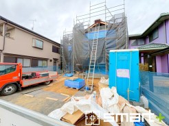 ~ベタ基礎でしっかりとした土台~
・コンクリートの中に鉄筋を配し強度を高めた「ベタ基礎」を採用。
・しっかりとした土台を造ったうえで、その上に建物が築造されていきます。