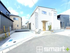 ~明るさを感じる外観~
・外壁は2トーンカラーを採用し、デザイン性に優れた見た目となっております。
・帰宅した際にホッと感じるような飽きのこない外観。ぜひ現地でご確認くださいませ。