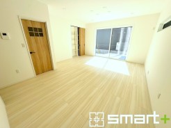 ~ナチュラルな色彩のLDK~
・自然な風合いの色味で纏められたLDKは家具のコーディネートもしやすくなっております。
・どんなインテリアにするか、考えるだけでも楽しくなりますね。