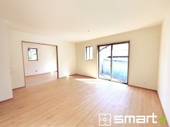 ~穏やかな陽の入るLDK~
・大きな窓のあるLDKは陽当りも良好で明るい空間となっております。
・ご家族団らんなど過ごす時間の多いLDKが明るいのは嬉しいポイントですね。