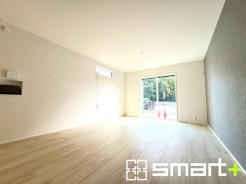 ~穏やかな陽の入るLDK~
・大きな窓のあるLDKは陽当りも良好で明るい空間となっております。
・ご家族団らんなど過ごす時間の多いLDKが明るいのは嬉しいポイントですね。