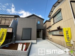 ~シックな色彩の外観を採用~
・外壁に濃い色を採用する事でモダンな印象のシックな外観となっております。
・高級感も出るので毎日家に帰るのが誇らしくなります。ぜひ現地でご確認くださいませ。