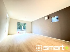 ~日当り良好のLDK~
・穏やかな陽だまりに包まれる居心地の良いLDKは、ご家族が自然と集まる憩いのスペースに。
・アクセントクロスでシンプルなお部屋もメリハリのある空間に。