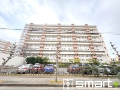 ~堂々とした大型のマンション~
・総戸数の多い大型のマンションですので、外観の迫力もあり誇りに思えるようなお住まいとなっております。
・ぜひ現地でご体感くださいませ。