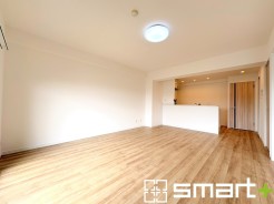 ~窓からはたっぷりの陽光~
・穏やかな陽だまりに包まれる居心地の良いLDKは、ご家族が自然と集まる憩いのスペースに。
・家事をしながらご家族との会話が楽しめる人気のカウンターキッチンも魅力。