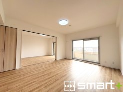 ~穏やかな陽の入るLDK~
・大きな窓のあるLDKは陽当りも良好で明るい空間となっております。
・ご家族団らんなど過ごす時間の多いLDKが明るいのは嬉しいポイントですね。