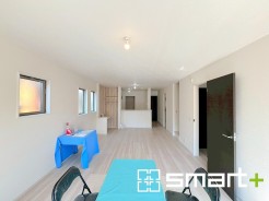 ~穏やかな陽の入るLDK~
・大きな窓のあるLDKは陽当りも良好で明るい空間となっております。
・ご家族団らんなど過ごす時間の多いLDKが明るいのは嬉しいポイントですね。
(1号棟)