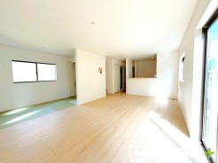 ~穏やかな陽の入るLDK~
・大きな窓のあるLDKは陽当りも良好で明るい空間となっております。
・ご家族団らんなど過ごす時間の多いLDKが明るいのは嬉しいポイントですね。