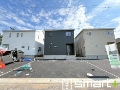 ~シックな色彩の外観を採用~
・外壁に濃い色を採用する事でモダンな印象のシックな外観となっております。
・高級感も出るので毎日家に帰るのが誇らしくなります。ぜひ現地でご確認くださいませ。