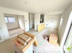 ~ナチュラルな色彩のLDK~
・自然な風合いの色味で纏められたLDKは家具のコーディネートもしやすくなっております。
・どんなインテリアにするか、考えるだけでも楽しくなりますね。